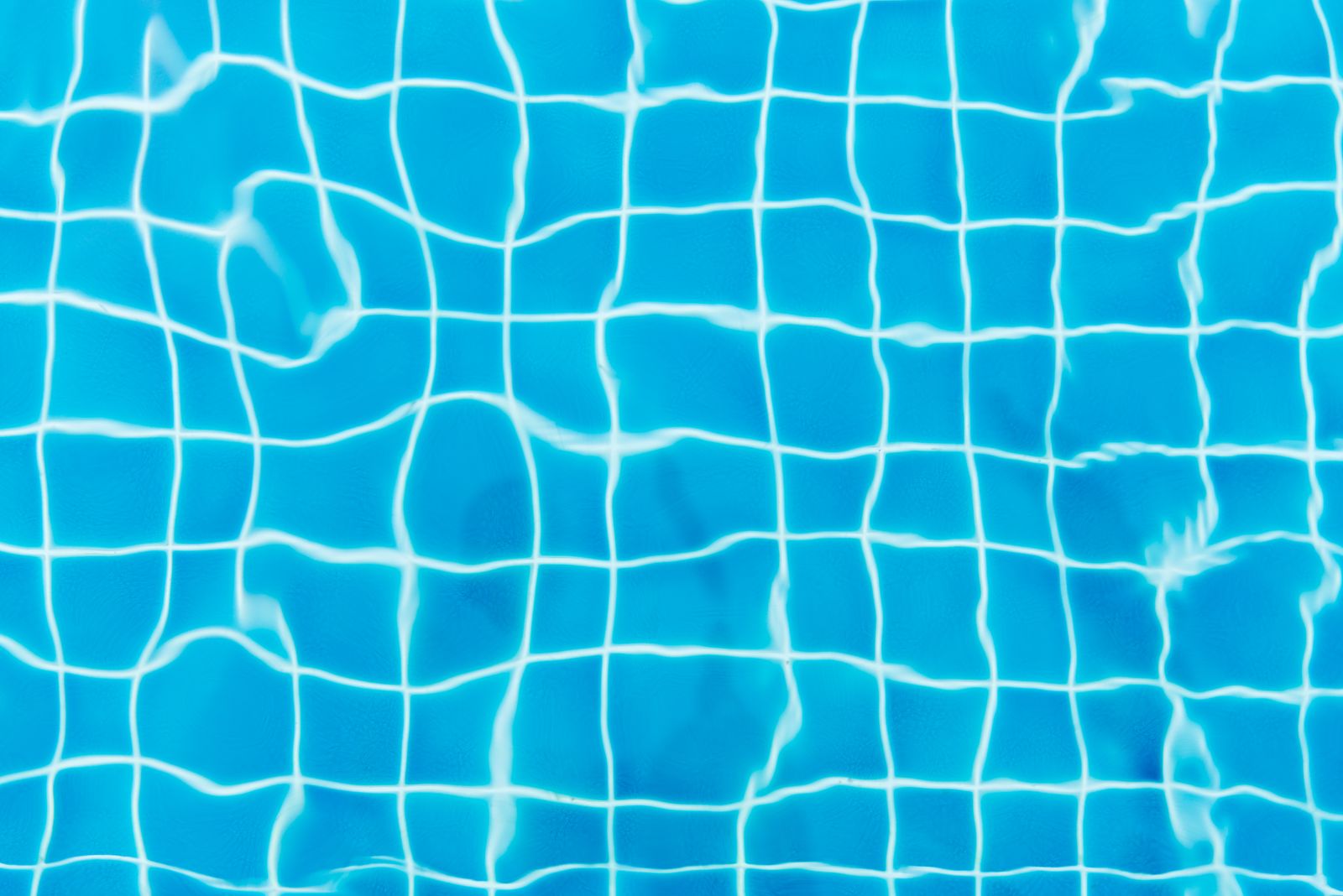 Carrelage vu sous l'eau du bassin