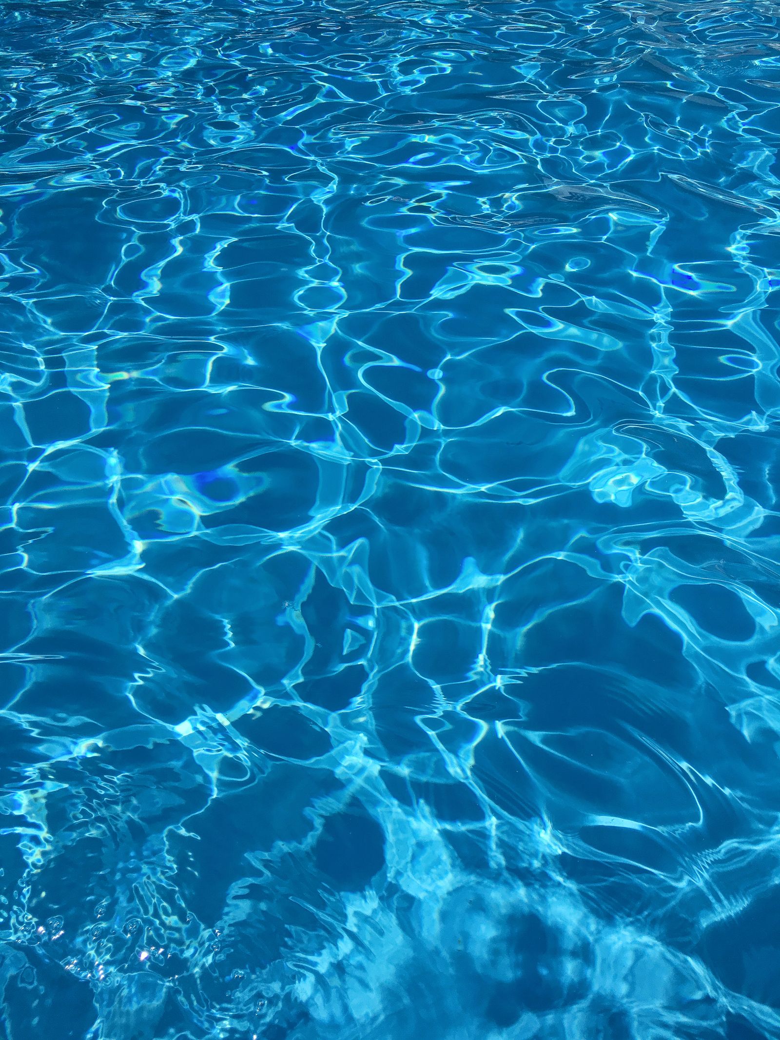 Reflets du soleil dans l'eau d'une piscine