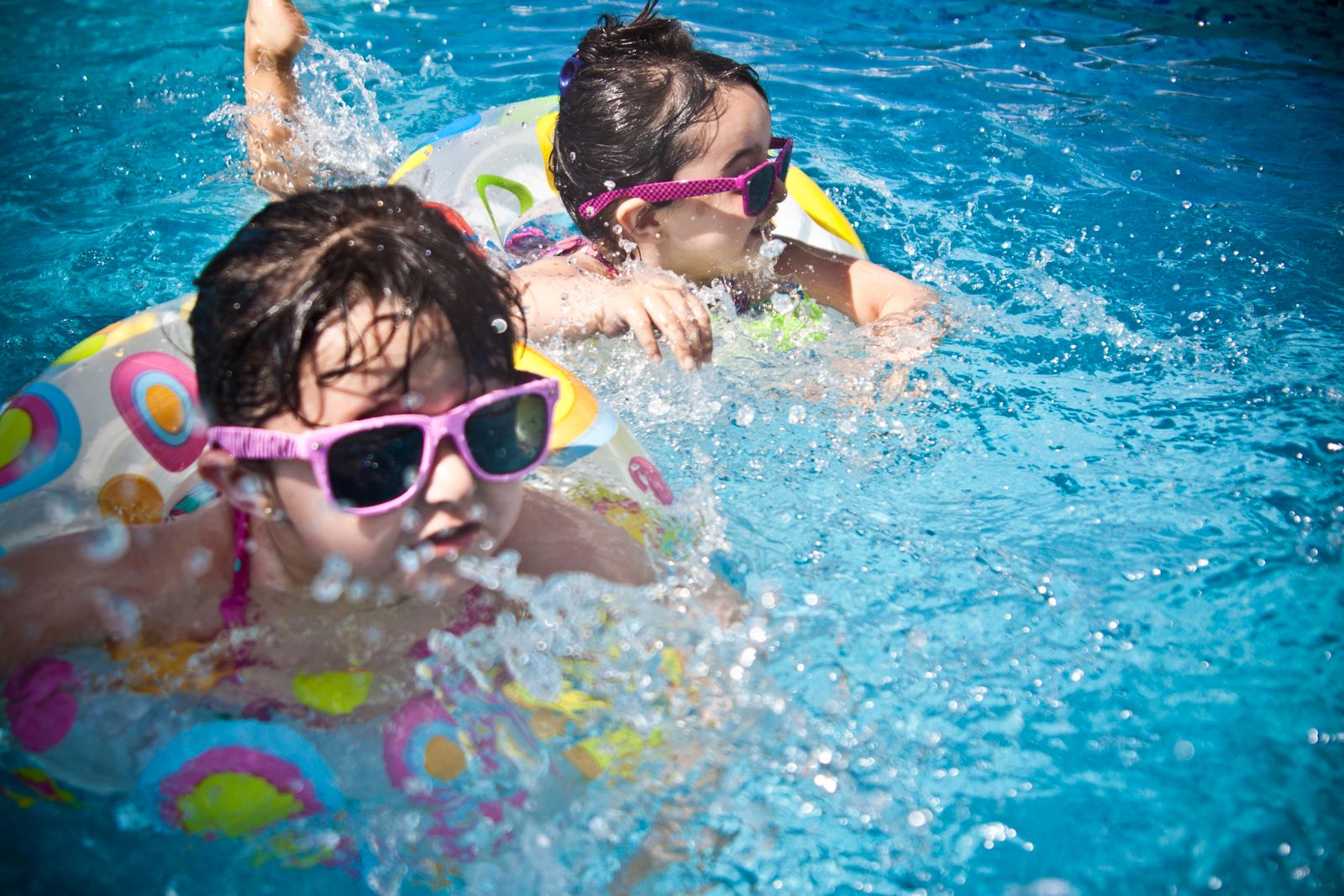 Enfants qui jouent dans une piscine familiale