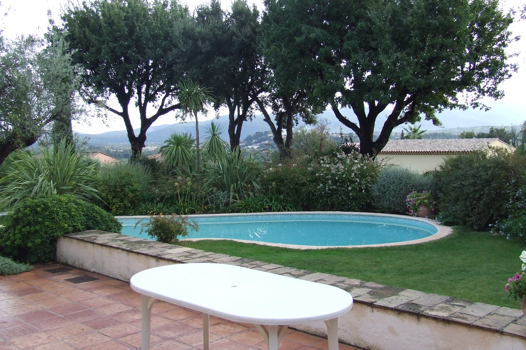 Jardin privé avec piscine libre et terrasse terre cuite