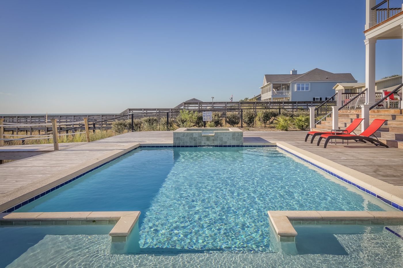 Piscine avec spa intégré et plage immergée