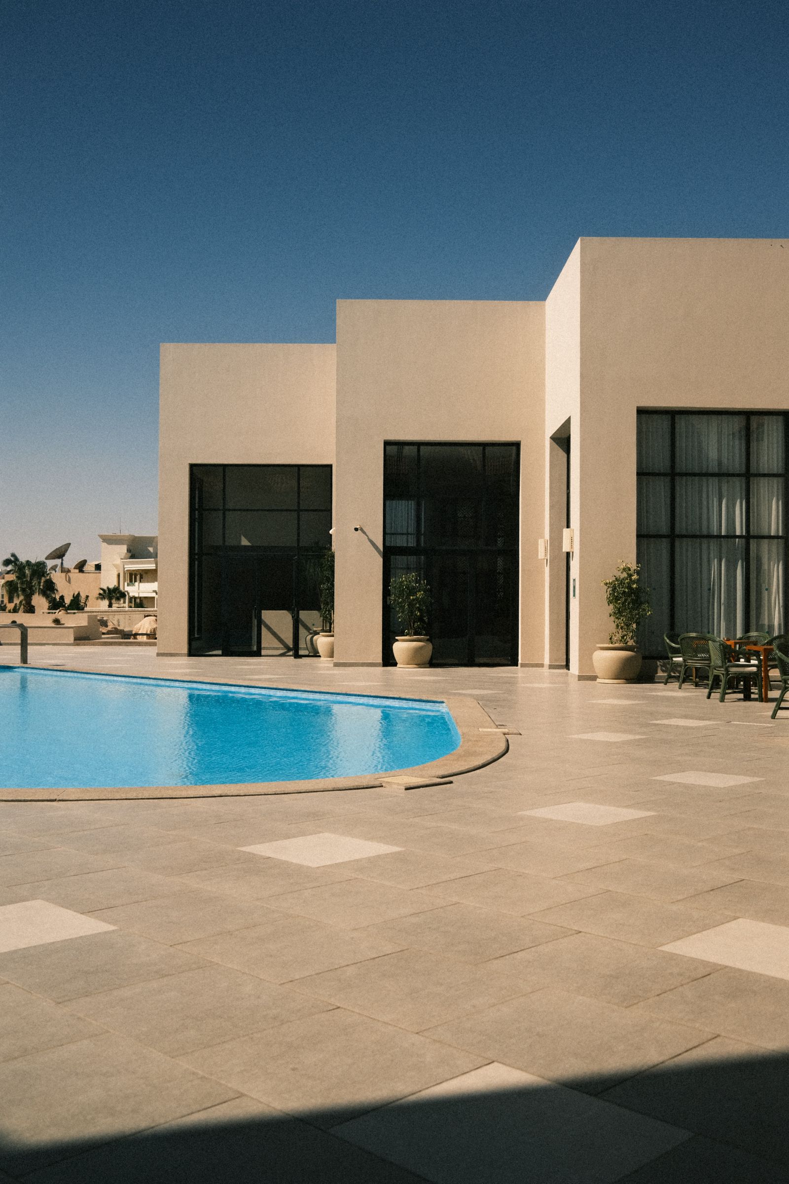 Villa contemporaine et bassin courbe